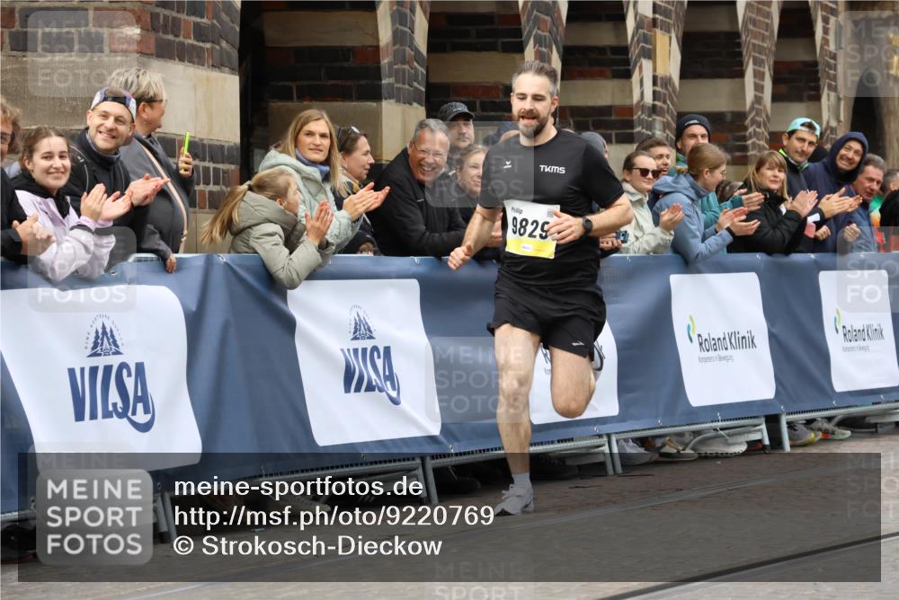 05.10.2025 - 20. swb-Marathon Bremen Strokosch-Dieckow http://msf.ph/oto/9220769 05.10.2025 10:36:40 Ziel 9829, 10425 meine-sportfotos.de