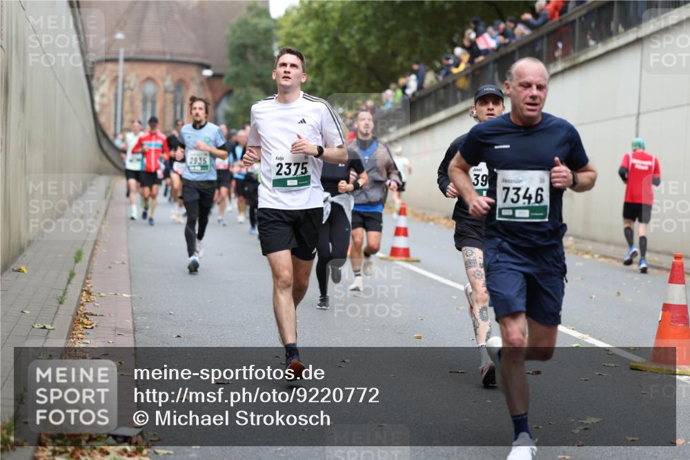 05.10.2025 - 20. swb-Marathon Bremen Michael Strokosch http://msf.ph/oto/9220772 05.10.2025 12:50:44 Laufen 2935, 2375, 39, 7346 meine-sportfotos.de