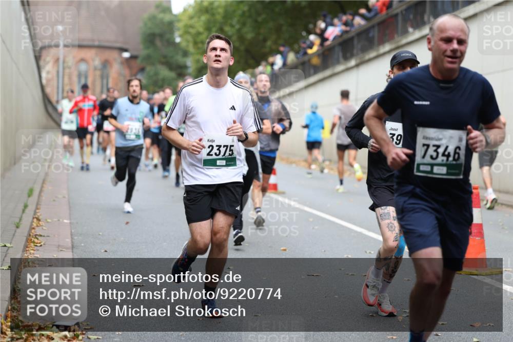 05.10.2025 - 20. swb-Marathon Bremen Michael Strokosch http://msf.ph/oto/9220774 05.10.2025 12:50:44 Laufen 493, 2375, 39, 7346 meine-sportfotos.de