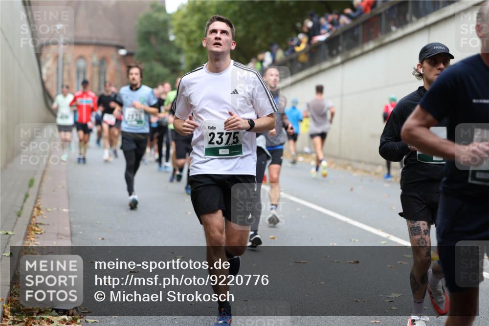 05.10.2025 - 20. swb-Marathon Bremen Michael Strokosch http://msf.ph/oto/9220776 05.10.2025 12:50:44 Laufen 2826, 2375 meine-sportfotos.de