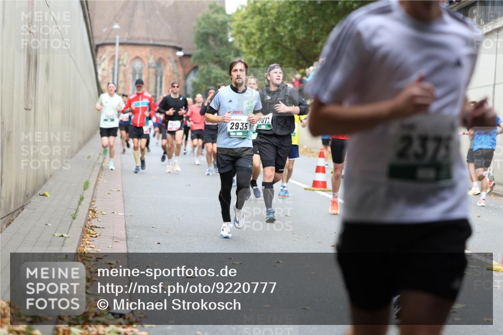 05.10.2025 - 20. swb-Marathon Bremen Michael Strokosch http://msf.ph/oto/9220777 05.10.2025 12:50:46 Laufen 9817, 2935, 2375 meine-sportfotos.de