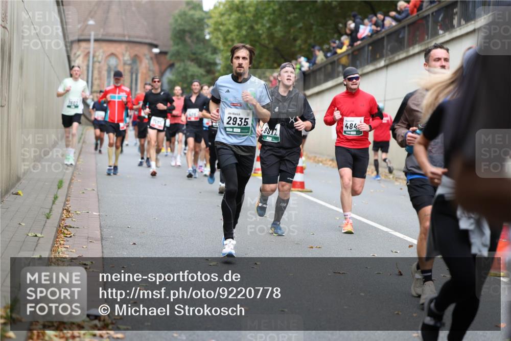 05.10.2025 - 20. swb-Marathon Bremen Michael Strokosch http://msf.ph/oto/9220778 05.10.2025 12:50:46 Laufen 7607, 2935, 484 meine-sportfotos.de