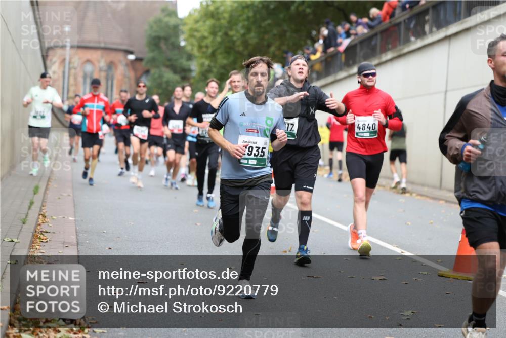 05.10.2025 - 20. swb-Marathon Bremen Michael Strokosch http://msf.ph/oto/9220779 05.10.2025 12:50:47 Laufen 935, 17, 4840 meine-sportfotos.de