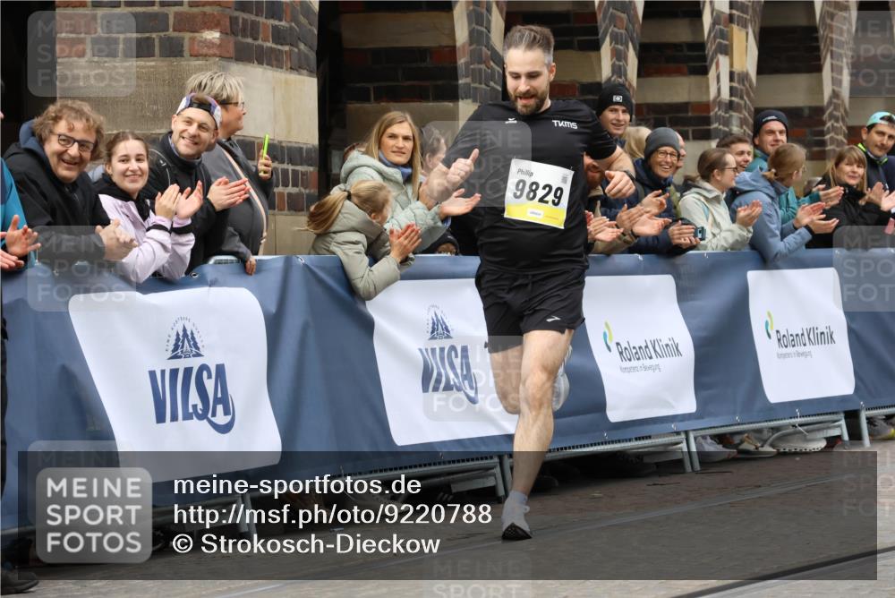 05.10.2025 - 20. swb-Marathon Bremen Strokosch-Dieckow http://msf.ph/oto/9220788 05.10.2025 10:36:40 Ziel 9829, 10425 meine-sportfotos.de
