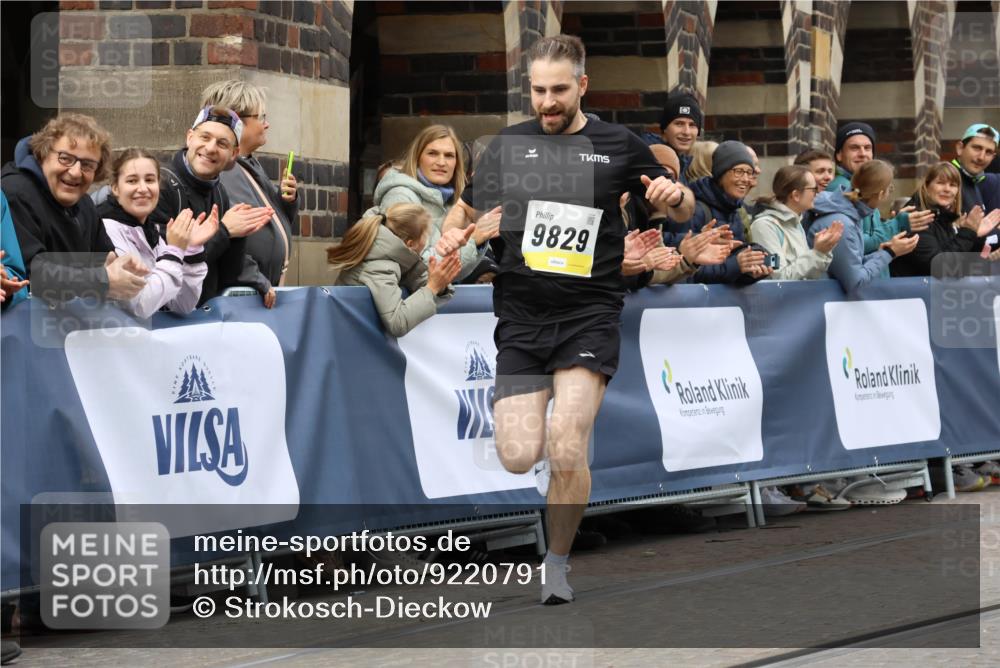 05.10.2025 - 20. swb-Marathon Bremen Strokosch-Dieckow http://msf.ph/oto/9220791 05.10.2025 10:36:40 Ziel 9829, 10425 meine-sportfotos.de