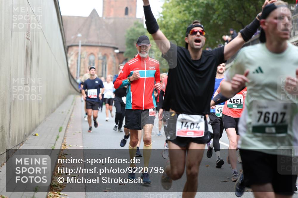 05.10.2025 - 20. swb-Marathon Bremen Michael Strokosch http://msf.ph/oto/9220795 05.10.2025 12:50:52 Laufen 1404, 40, 4651, 7607 meine-sportfotos.de