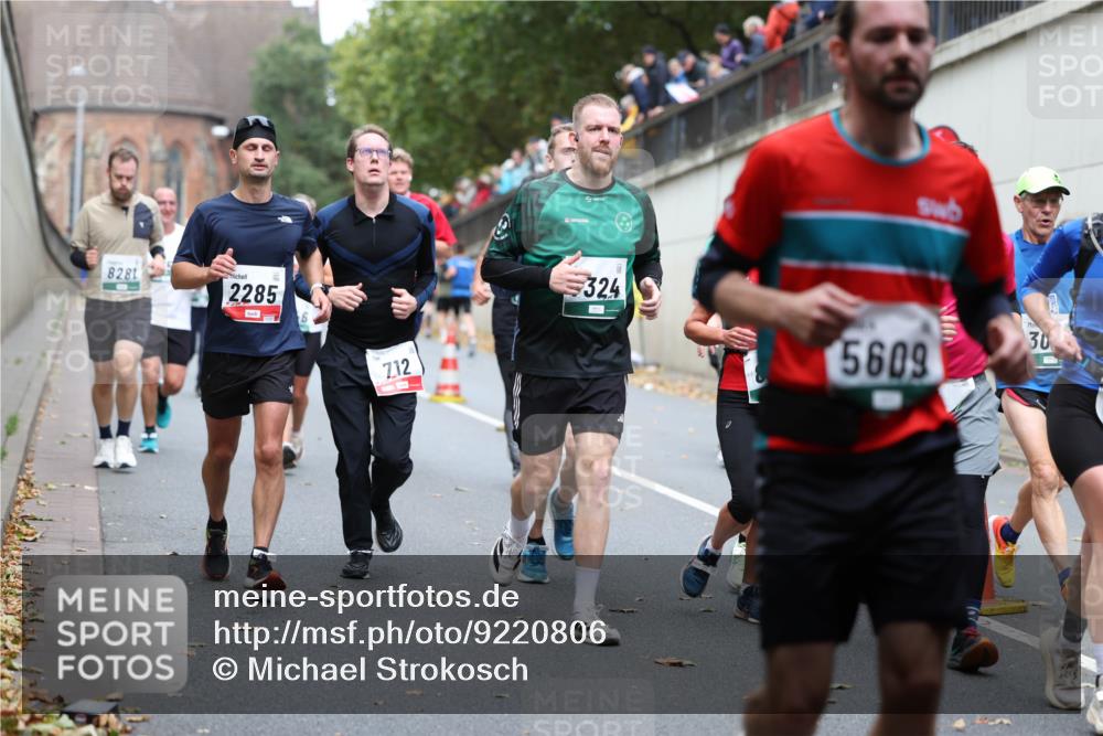05.10.2025 - 20. swb-Marathon Bremen Michael Strokosch http://msf.ph/oto/9220806 05.10.2025 12:50:55 Laufen 8281, 2285, 12, 324, 5609, 30 meine-sportfotos.de