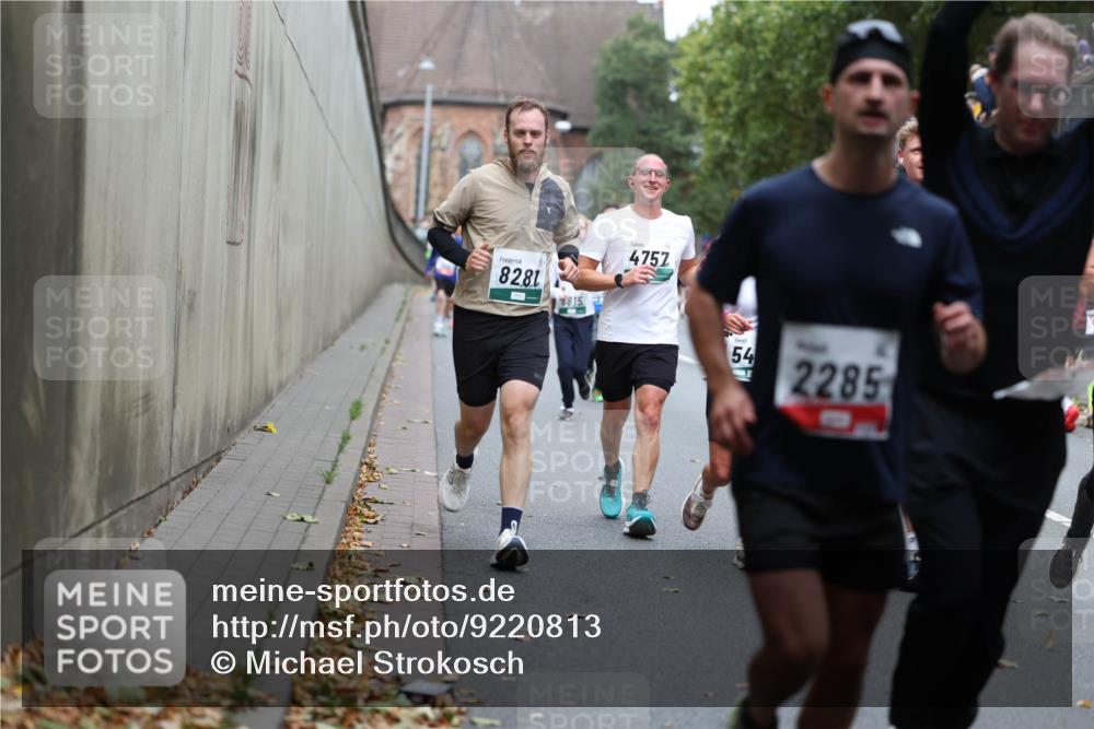 05.10.2025 - 20. swb-Marathon Bremen Michael Strokosch http://msf.ph/oto/9220813 05.10.2025 12:50:56 Laufen 8281, 8815, 4757, 54, 2285 meine-sportfotos.de