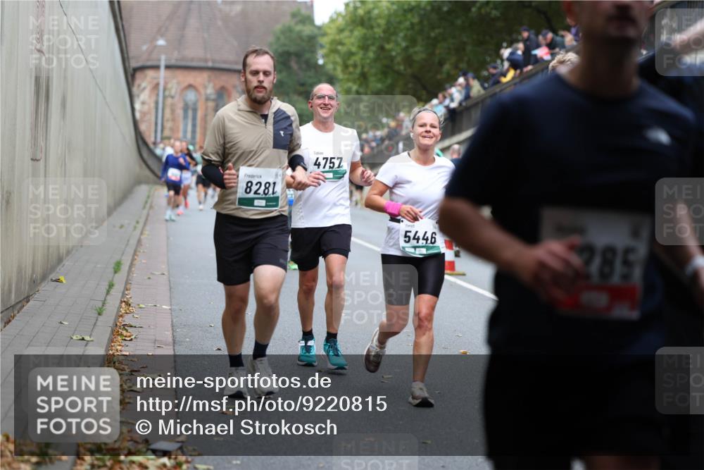 05.10.2025 - 20. swb-Marathon Bremen Michael Strokosch http://msf.ph/oto/9220815 05.10.2025 12:50:57 Laufen 8281, 4757, 5446, 285 meine-sportfotos.de