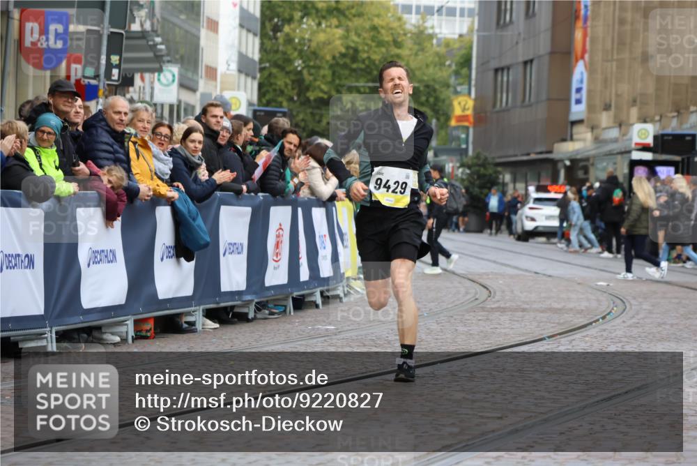 05.10.2025 - 20. swb-Marathon Bremen Strokosch-Dieckow http://msf.ph/oto/9220827 05.10.2025 10:36:52 Ziel 9429, 9833 meine-sportfotos.de