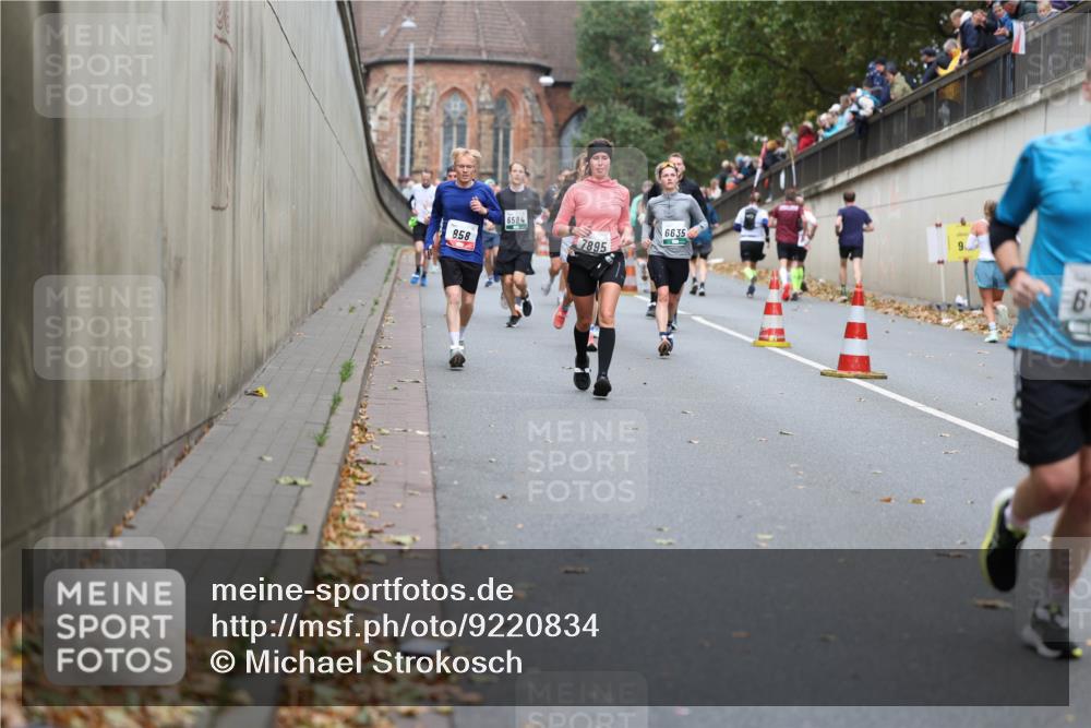 05.10.2025 - 20. swb-Marathon Bremen Michael Strokosch http://msf.ph/oto/9220834 05.10.2025 12:51:03 Laufen 858, 6584, 7895, 6635, 6 meine-sportfotos.de