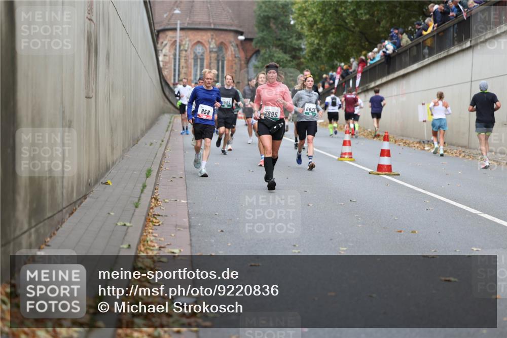 05.10.2025 - 20. swb-Marathon Bremen Michael Strokosch http://msf.ph/oto/9220836 05.10.2025 12:51:03 Laufen 858, 6584, 7895, 6635 meine-sportfotos.de
