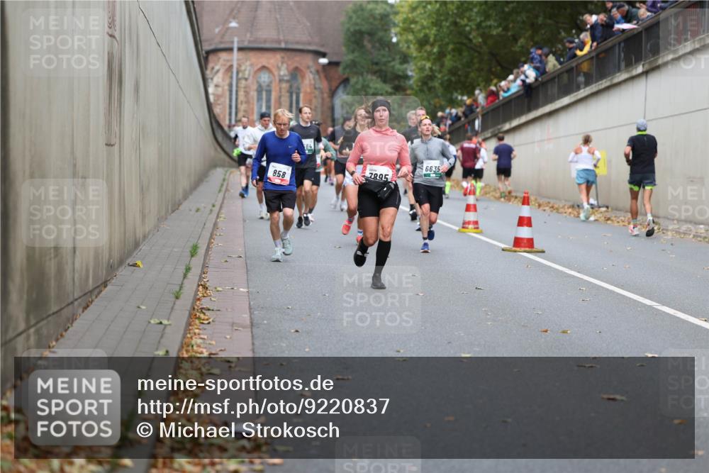 05.10.2025 - 20. swb-Marathon Bremen Michael Strokosch http://msf.ph/oto/9220837 05.10.2025 12:51:03 Laufen 858, 84, 7895, 6635 meine-sportfotos.de