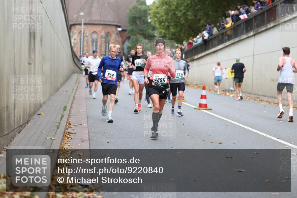 05.10.2025 - 20. swb-Marathon Bremen Michael Strokosch http://msf.ph/oto/9220840 05.10.2025 12:51:04 Laufen 858, 4241, 7895, 6635 meine-sportfotos.de