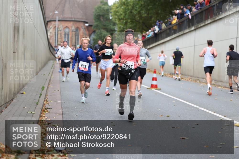05.10.2025 - 20. swb-Marathon Bremen Michael Strokosch http://msf.ph/oto/9220841 05.10.2025 12:51:05 Laufen 858, 4241, 7895, 635 meine-sportfotos.de