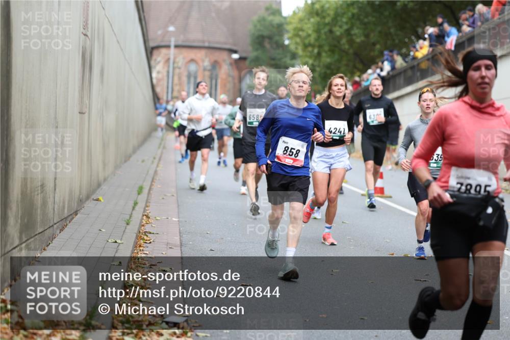 05.10.2025 - 20. swb-Marathon Bremen Michael Strokosch http://msf.ph/oto/9220844 05.10.2025 12:51:06 Laufen 658, 858, 4241, 630, 535, 7895 meine-sportfotos.de