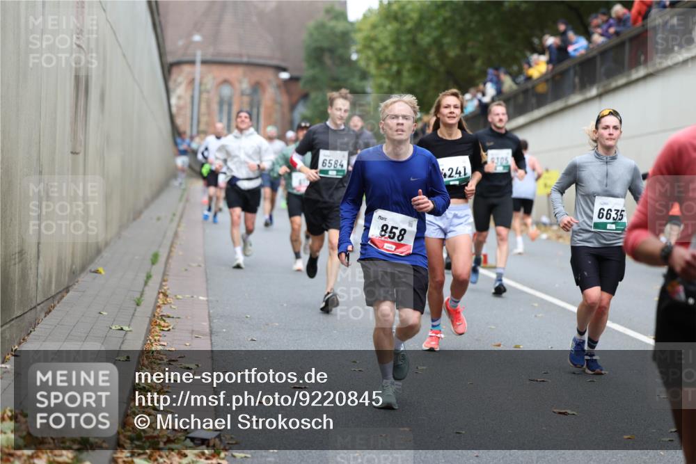 05.10.2025 - 20. swb-Marathon Bremen Michael Strokosch http://msf.ph/oto/9220845 05.10.2025 12:51:07 Laufen 6584, 858, 241, 9305, 6635 meine-sportfotos.de