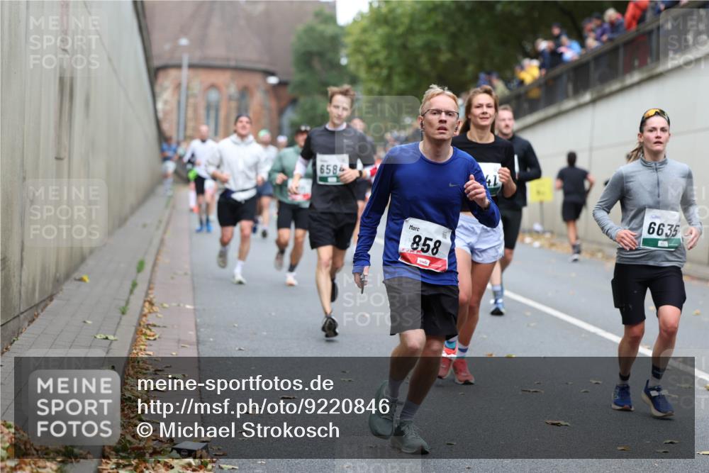 05.10.2025 - 20. swb-Marathon Bremen Michael Strokosch http://msf.ph/oto/9220846 05.10.2025 12:51:07 Laufen 6586, 858, 6635 meine-sportfotos.de