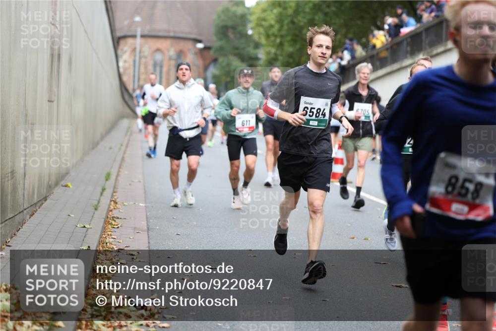05.10.2025 - 20. swb-Marathon Bremen Michael Strokosch http://msf.ph/oto/9220847 05.10.2025 12:51:08 Laufen 611, 5584, 6705, 17, 858 meine-sportfotos.de