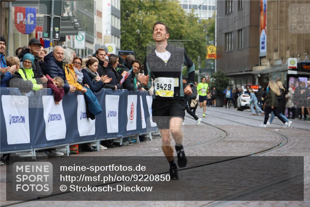 05.10.2025 - 20. swb-Marathon Bremen Strokosch-Dieckow http://msf.ph/oto/9220850 05.10.2025 10:36:52 Ziel 9429, 9833 meine-sportfotos.de
