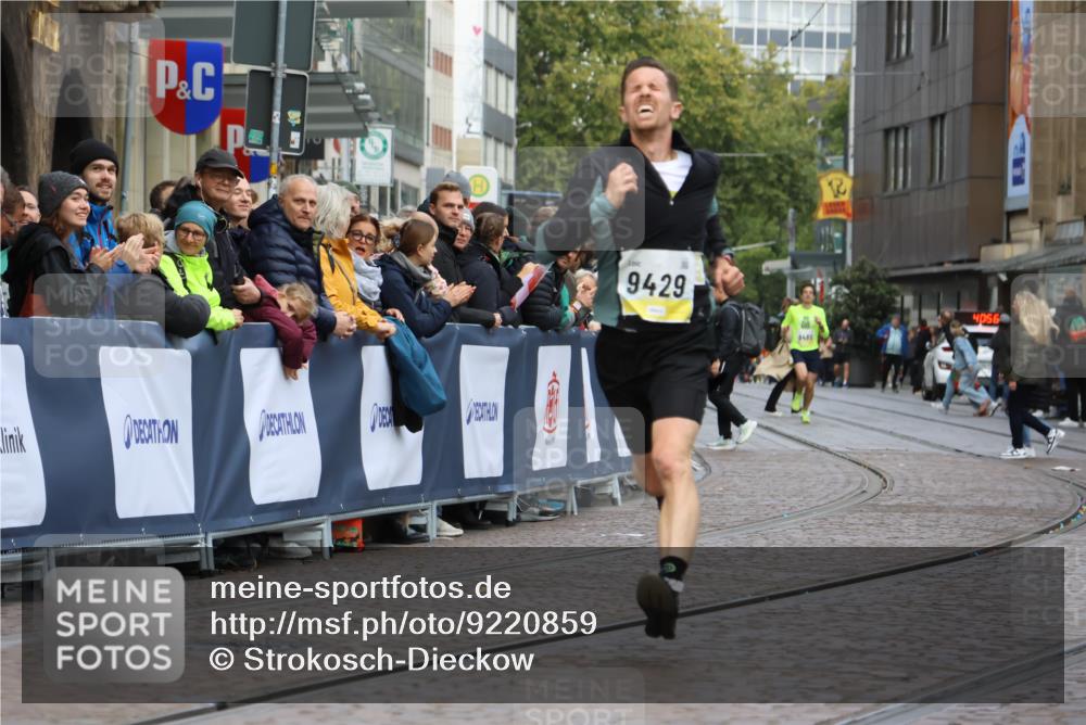 05.10.2025 - 20. swb-Marathon Bremen Strokosch-Dieckow http://msf.ph/oto/9220859 05.10.2025 10:36:52 Ziel 9429, 9833 meine-sportfotos.de