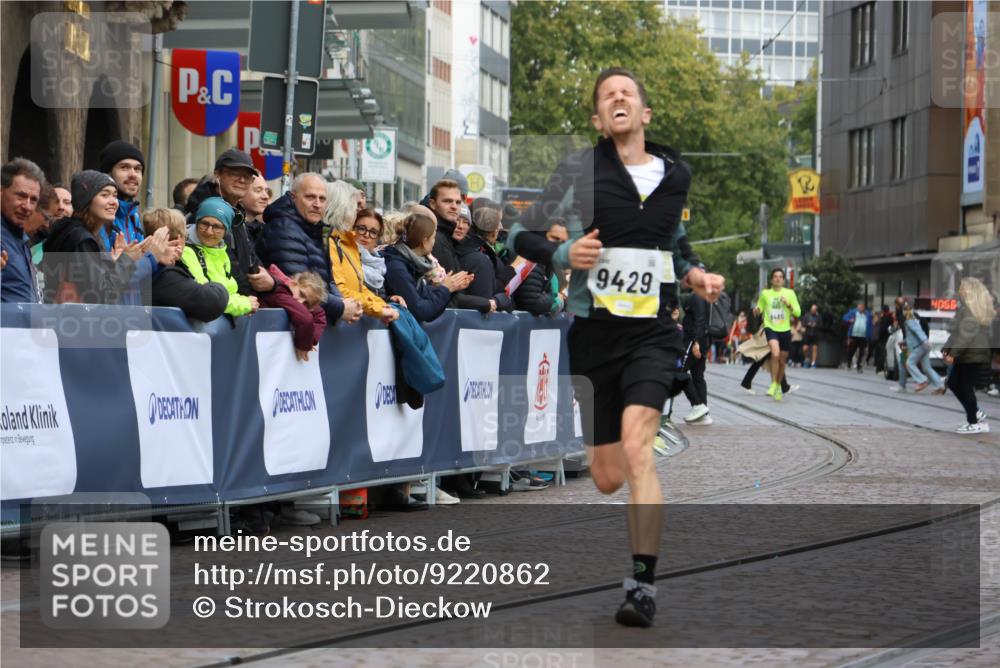 05.10.2025 - 20. swb-Marathon Bremen Strokosch-Dieckow http://msf.ph/oto/9220862 05.10.2025 10:36:52 Ziel 9429, 9833 meine-sportfotos.de