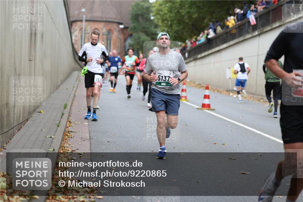 05.10.2025 - 20. swb-Marathon Bremen Michael Strokosch http://msf.ph/oto/9220865 05.10.2025 12:51:12 Laufen 153, 5137 meine-sportfotos.de