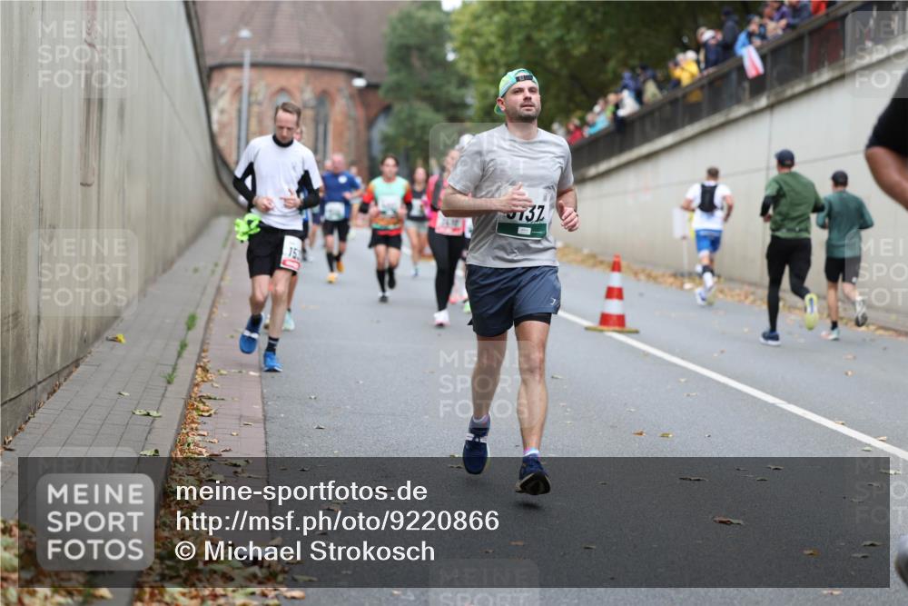 05.10.2025 - 20. swb-Marathon Bremen Michael Strokosch http://msf.ph/oto/9220866 05.10.2025 12:51:13 Laufen 737 meine-sportfotos.de