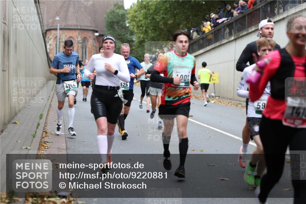 05.10.2025 - 20. swb-Marathon Bremen Michael Strokosch http://msf.ph/oto/9220881 05.10.2025 12:51:18 Laufen 4244, 525, 100, 59, 141 meine-sportfotos.de