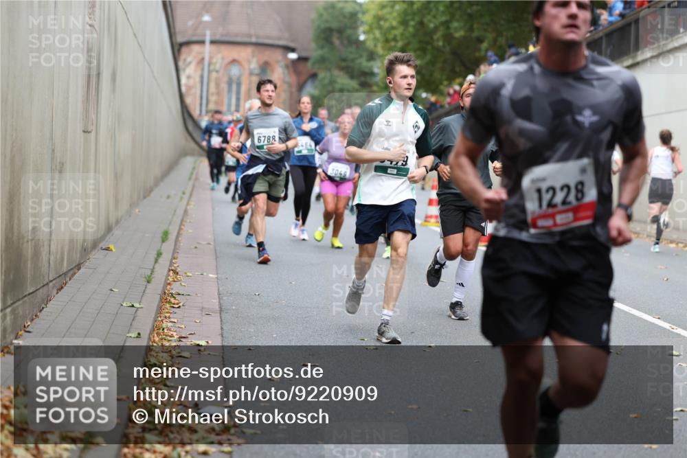 05.10.2025 - 20. swb-Marathon Bremen Michael Strokosch http://msf.ph/oto/9220909 05.10.2025 12:51:29 Laufen 6788, 3049, 1228 meine-sportfotos.de