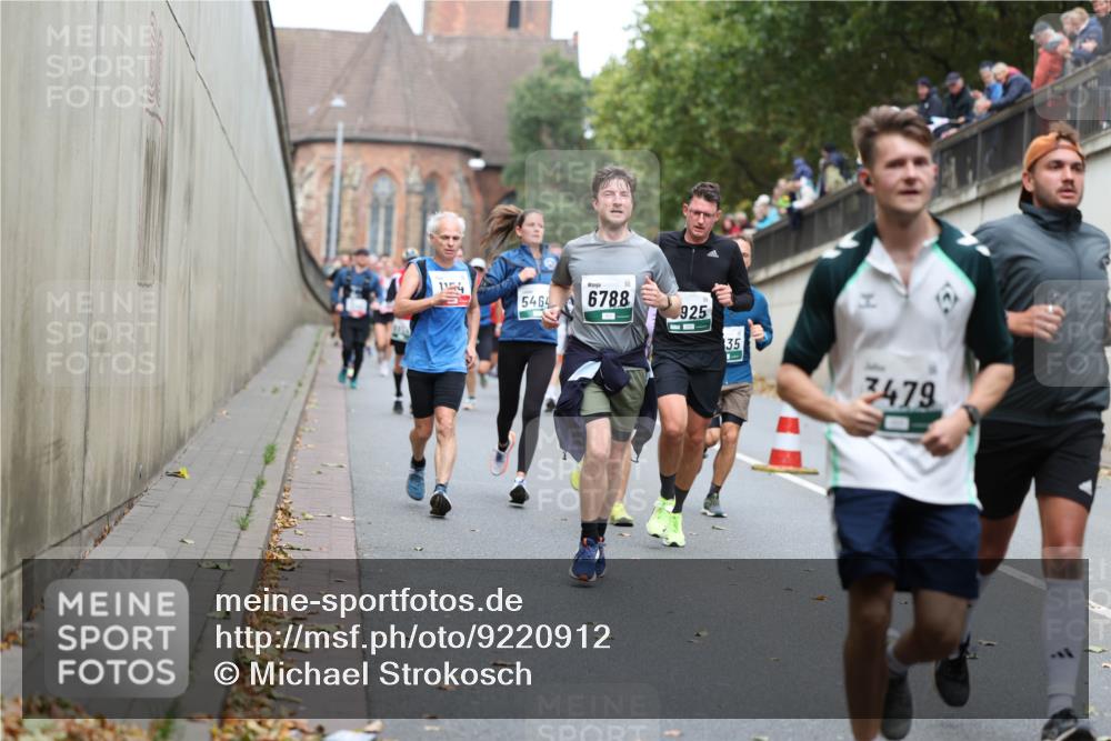 05.10.2025 - 20. swb-Marathon Bremen Michael Strokosch http://msf.ph/oto/9220912 05.10.2025 12:51:30 Laufen 1154, 5464, 6788, 925, 35, 7479 meine-sportfotos.de