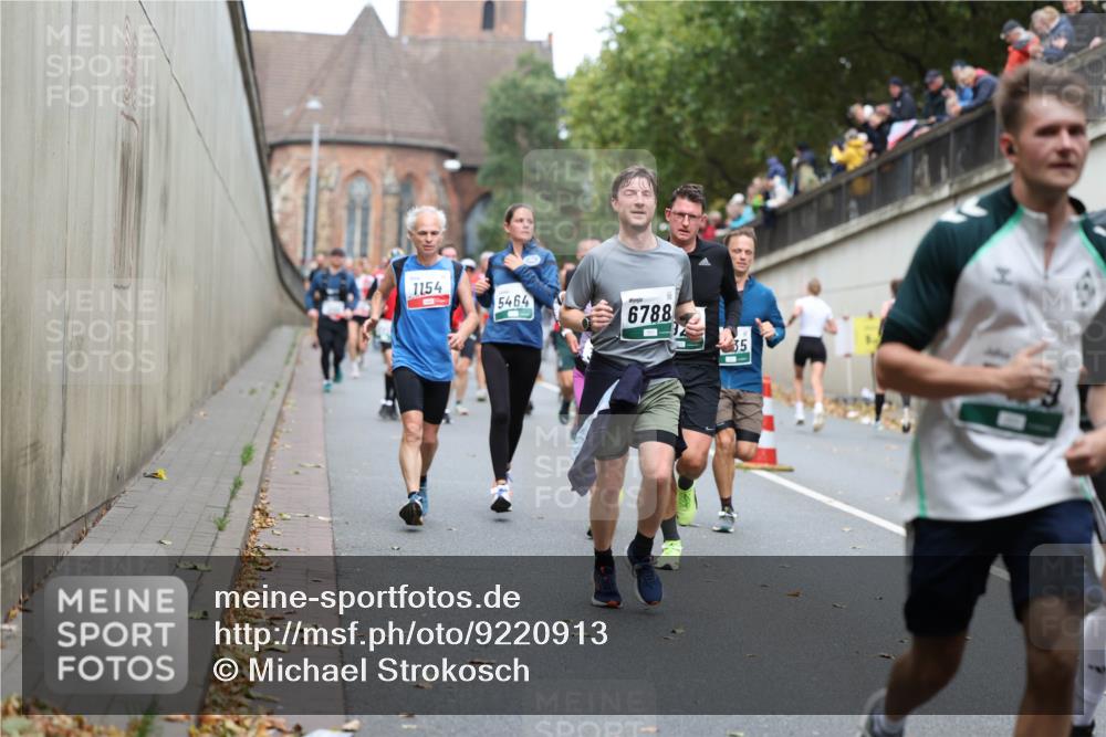 05.10.2025 - 20. swb-Marathon Bremen Michael Strokosch http://msf.ph/oto/9220913 05.10.2025 12:51:30 Laufen 1154, 5464, 6788, 35 meine-sportfotos.de