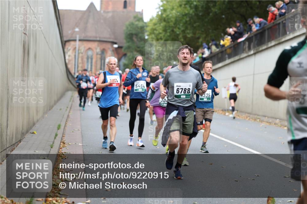 05.10.2025 - 20. swb-Marathon Bremen Michael Strokosch http://msf.ph/oto/9220915 05.10.2025 12:51:31 Laufen 5464, 304, 6788, 335 meine-sportfotos.de