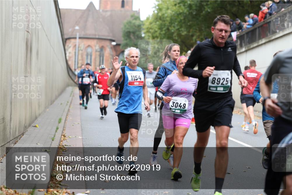 05.10.2025 - 20. swb-Marathon Bremen Michael Strokosch http://msf.ph/oto/9220919 05.10.2025 12:51:32 Laufen 1154, 3049, 8925 meine-sportfotos.de