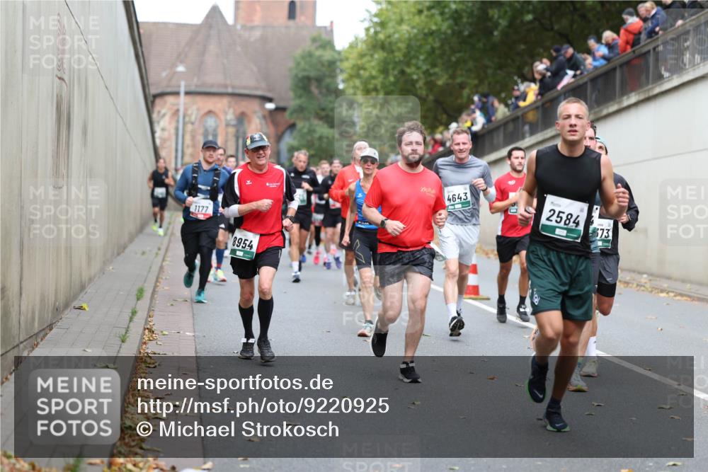 05.10.2025 - 20. swb-Marathon Bremen Michael Strokosch http://msf.ph/oto/9220925 05.10.2025 12:51:35 Laufen 1177, 8954, 4643, 2584, 73 meine-sportfotos.de