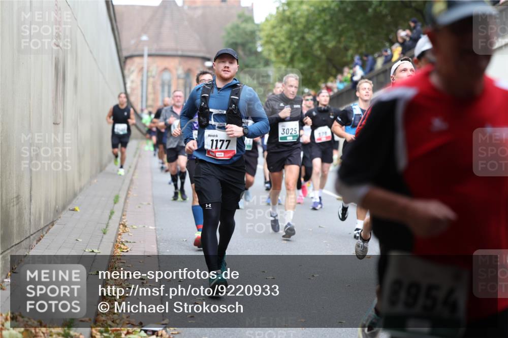 05.10.2025 - 20. swb-Marathon Bremen Michael Strokosch http://msf.ph/oto/9220933 05.10.2025 12:51:38 Laufen 1177, 3025, 8954 meine-sportfotos.de