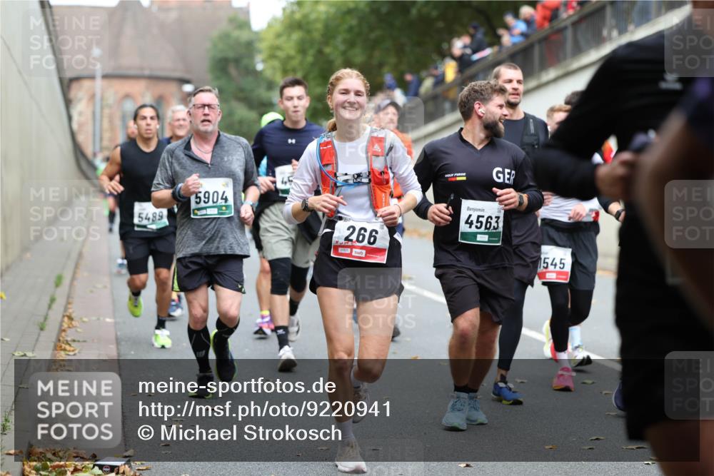 05.10.2025 - 20. swb-Marathon Bremen Michael Strokosch http://msf.ph/oto/9220941 05.10.2025 12:51:41 Laufen 5489, 5904, 266, 00825, 4563, 1545 meine-sportfotos.de