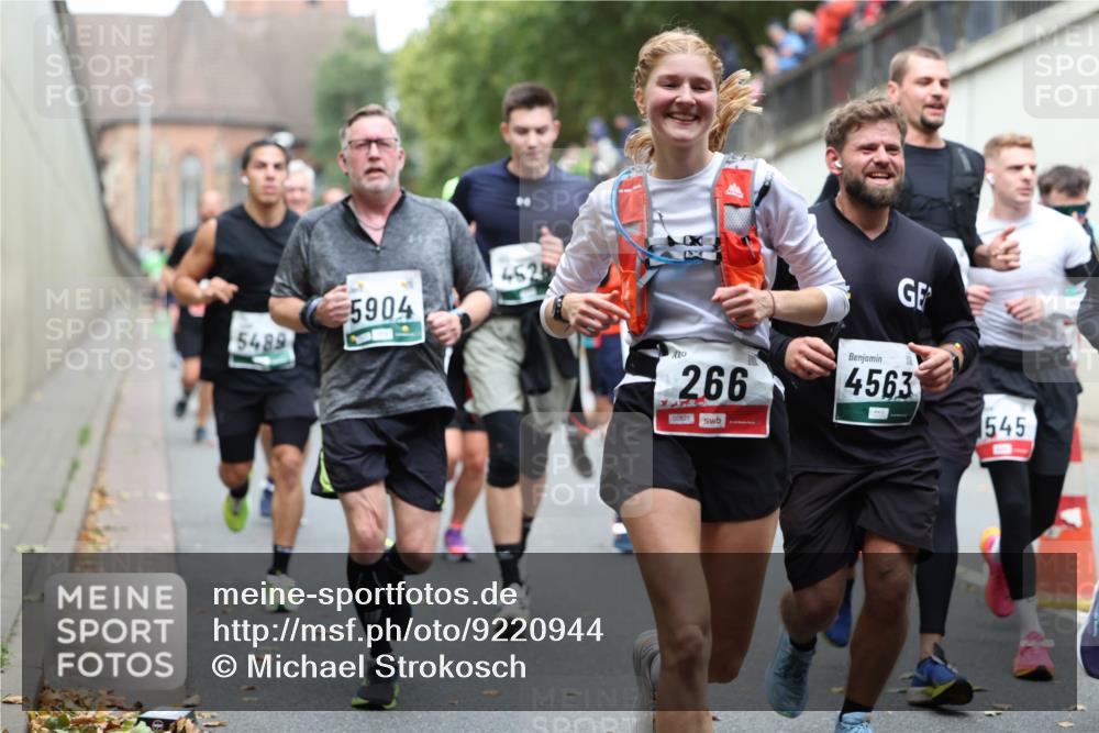 05.10.2025 - 20. swb-Marathon Bremen Michael Strokosch http://msf.ph/oto/9220944 05.10.2025 12:51:42 Laufen 5489, 5904, 266, 00525, 4563, 545 meine-sportfotos.de