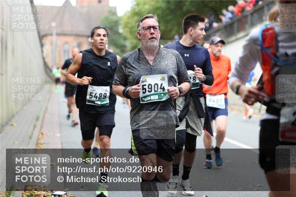 05.10.2025 - 20. swb-Marathon Bremen Michael Strokosch http://msf.ph/oto/9220946 05.10.2025 12:51:43 Laufen 5489, 5904, 05557, 28, 8490 meine-sportfotos.de