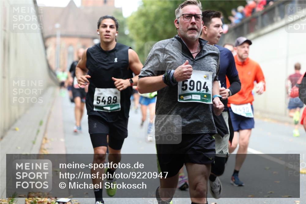 05.10.2025 - 20. swb-Marathon Bremen Michael Strokosch http://msf.ph/oto/9220947 05.10.2025 12:51:43 Laufen 5489, 5904, 05557, 8490 meine-sportfotos.de