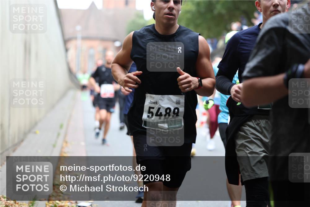 05.10.2025 - 20. swb-Marathon Bremen Michael Strokosch http://msf.ph/oto/9220948 05.10.2025 12:51:44 Laufen 09130, 5489 meine-sportfotos.de