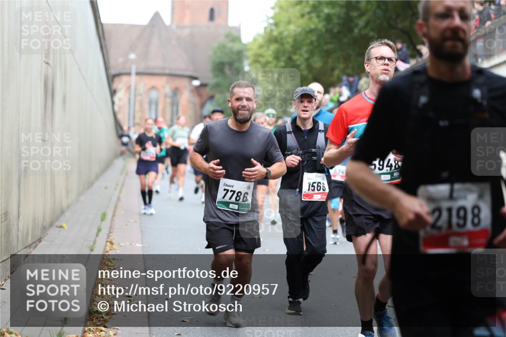 05.10.2025 - 20. swb-Marathon Bremen Michael Strokosch http://msf.ph/oto/9220957 05.10.2025 12:51:47 Laufen 7786, 1566, 5948, 2198 meine-sportfotos.de