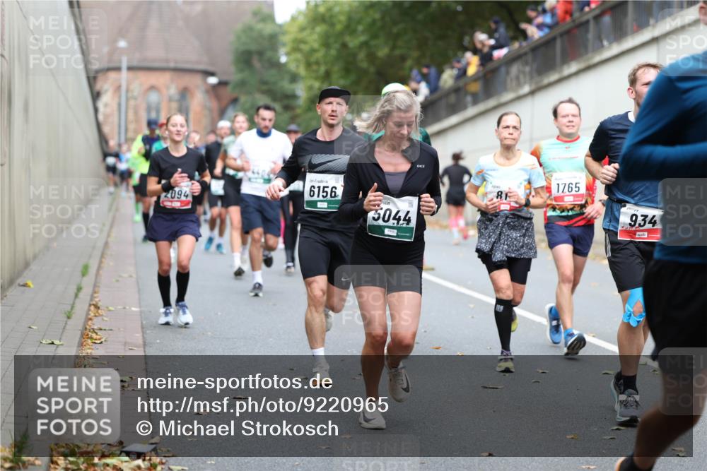 05.10.2025 - 20. swb-Marathon Bremen Michael Strokosch http://msf.ph/oto/9220965 05.10.2025 12:51:50 Laufen 2094, 6156, 5044, 1765, 934 meine-sportfotos.de