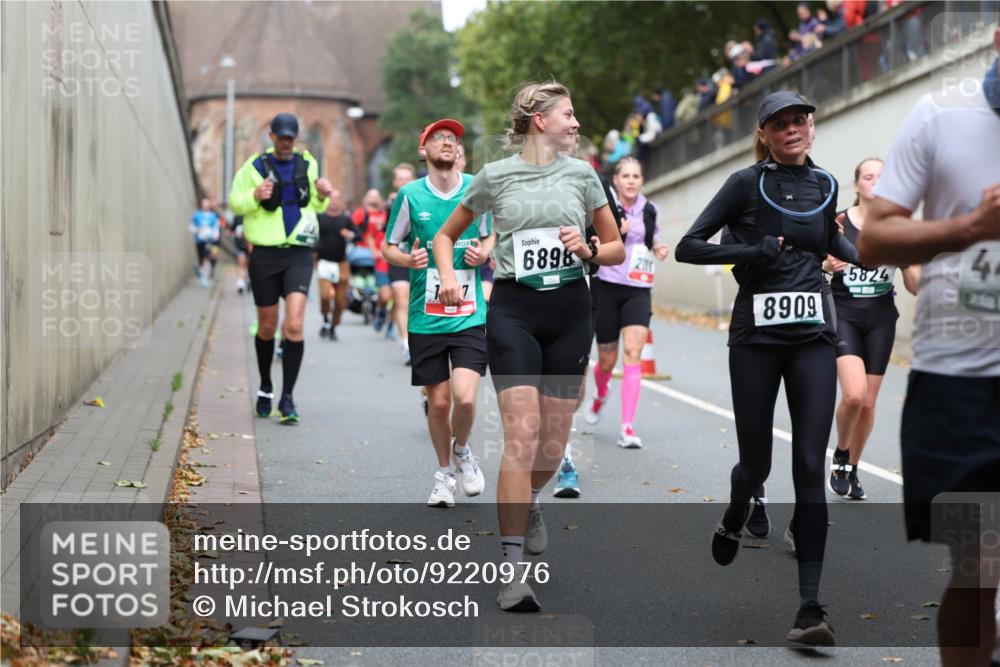 05.10.2025 - 20. swb-Marathon Bremen Michael Strokosch http://msf.ph/oto/9220976 05.10.2025 12:51:53 Laufen 6898, 2791, 8909, 5824, 4 meine-sportfotos.de