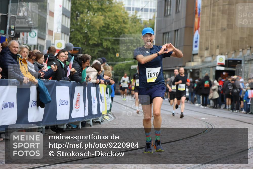 05.10.2025 - 20. swb-Marathon Bremen Strokosch-Dieckow http://msf.ph/oto/9220984 05.10.2025 10:37:21 Ziel 9565, 10358, 10704, 11021 meine-sportfotos.de