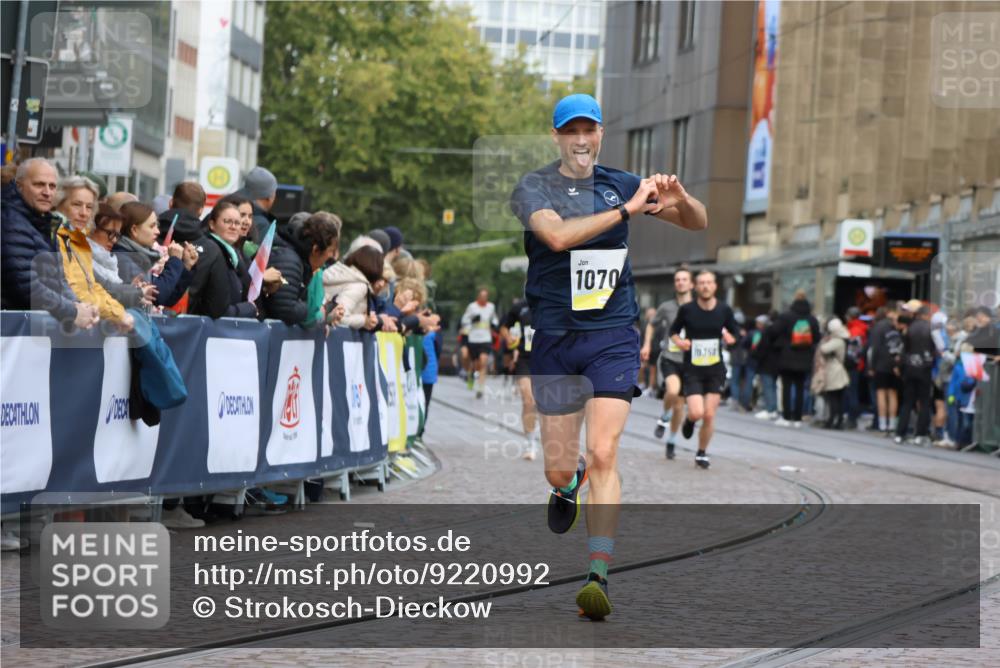 05.10.2025 - 20. swb-Marathon Bremen Strokosch-Dieckow http://msf.ph/oto/9220992 05.10.2025 10:37:21 Ziel 9565, 10358, 10704, 11021 meine-sportfotos.de