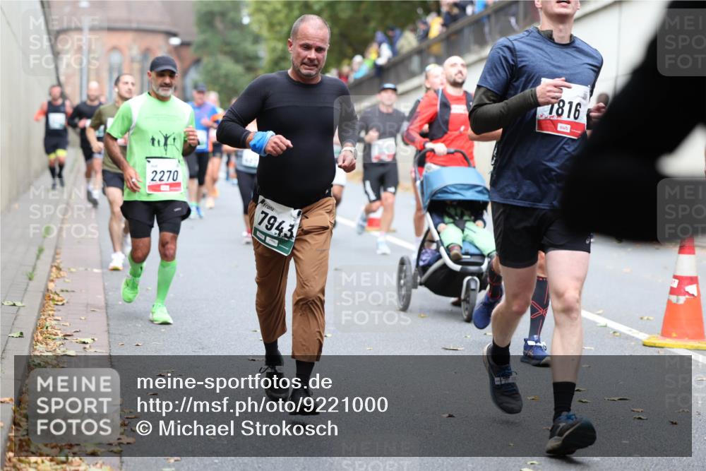 05.10.2025 - 20. swb-Marathon Bremen Michael Strokosch http://msf.ph/oto/9221000 05.10.2025 12:52:00 Laufen 2270, 7943, 1816 meine-sportfotos.de