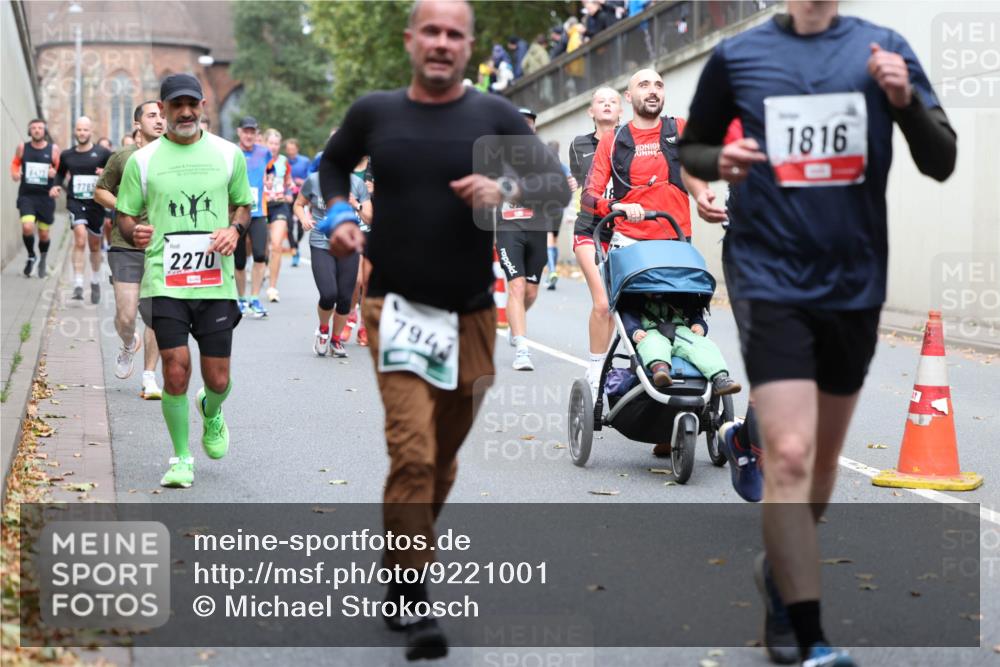 05.10.2025 - 20. swb-Marathon Bremen Michael Strokosch http://msf.ph/oto/9221001 05.10.2025 12:52:00 Laufen 7785, 2270, 794, 1816 meine-sportfotos.de