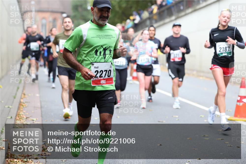 05.10.2025 - 20. swb-Marathon Bremen Michael Strokosch http://msf.ph/oto/9221006 05.10.2025 12:52:02 Laufen 2270, 2187 meine-sportfotos.de