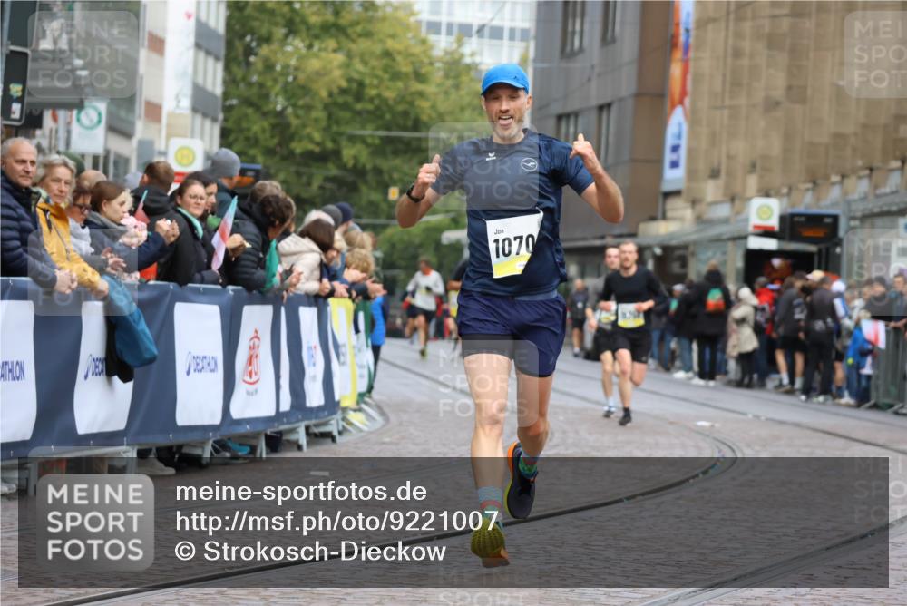 05.10.2025 - 20. swb-Marathon Bremen Strokosch-Dieckow http://msf.ph/oto/9221007 05.10.2025 10:37:21 Ziel 9565, 10358, 10704, 11021 meine-sportfotos.de